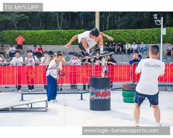 成都极限运动队引领包夹革新助力体育新风潮 成都极限运动队引领包夹革新助力体育新风潮