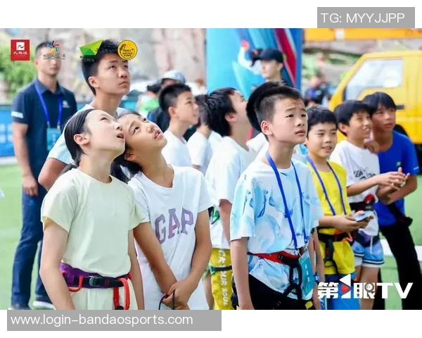 今年运动数据重庆攀岩队在世界滑板锦标赛中的逆袭之旅展现了勇气与坚持的精神 今年运动数据重庆攀岩队在世界滑板锦标赛中的逆袭之旅展现了勇气与坚持的精神